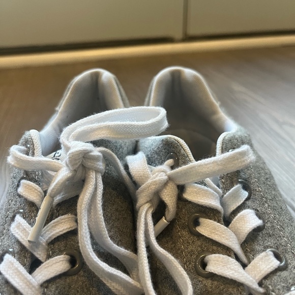 Ellen Degeneres LOVE grey flannel sneakers, 8.5, so adorable and stylish! - Picture 8 of 8